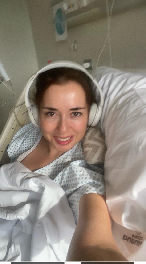 Coté en el hospital con audífonos