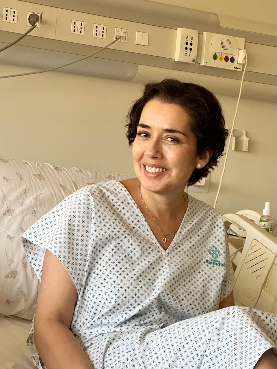 Coté sonriendo en cama del hospital