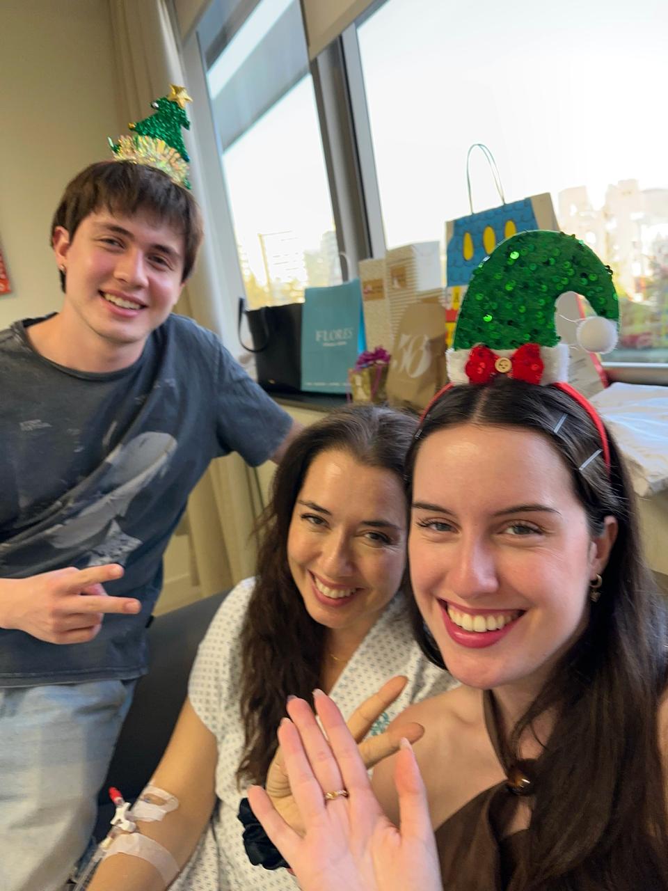 Coté con sus hijos en el hospital en Navidad