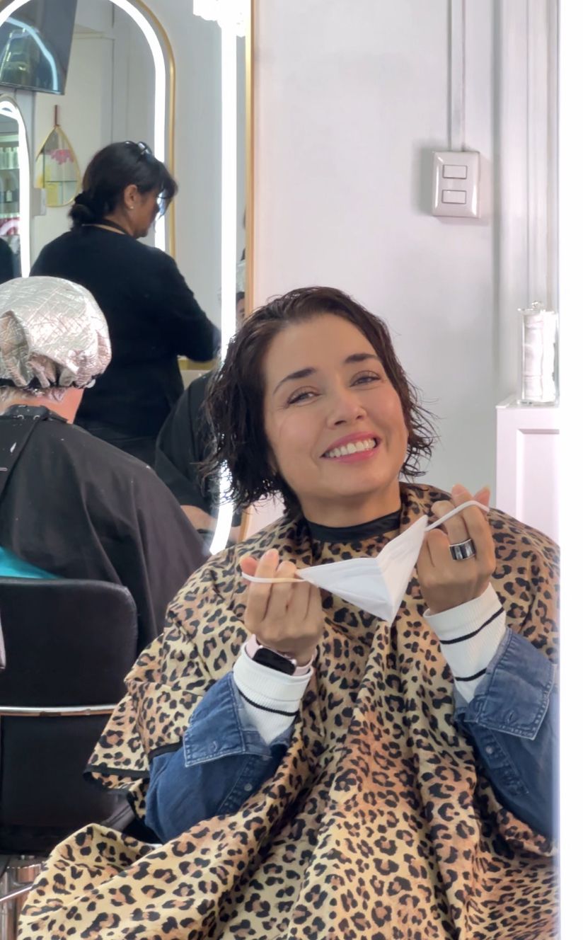 Coté sonriendo en la peluquería