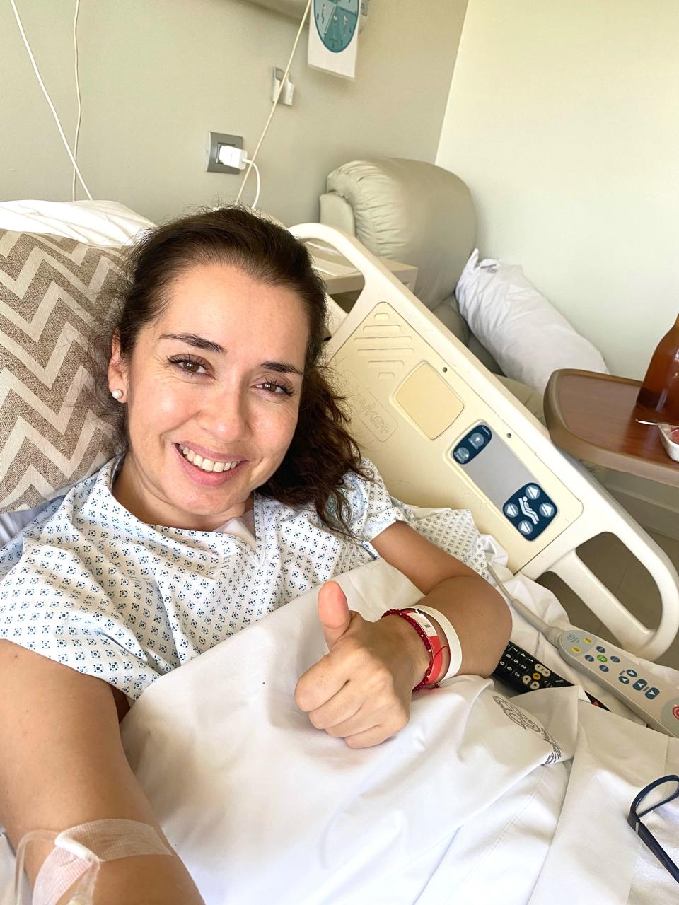 Coté en el hospital con pulgar arriba