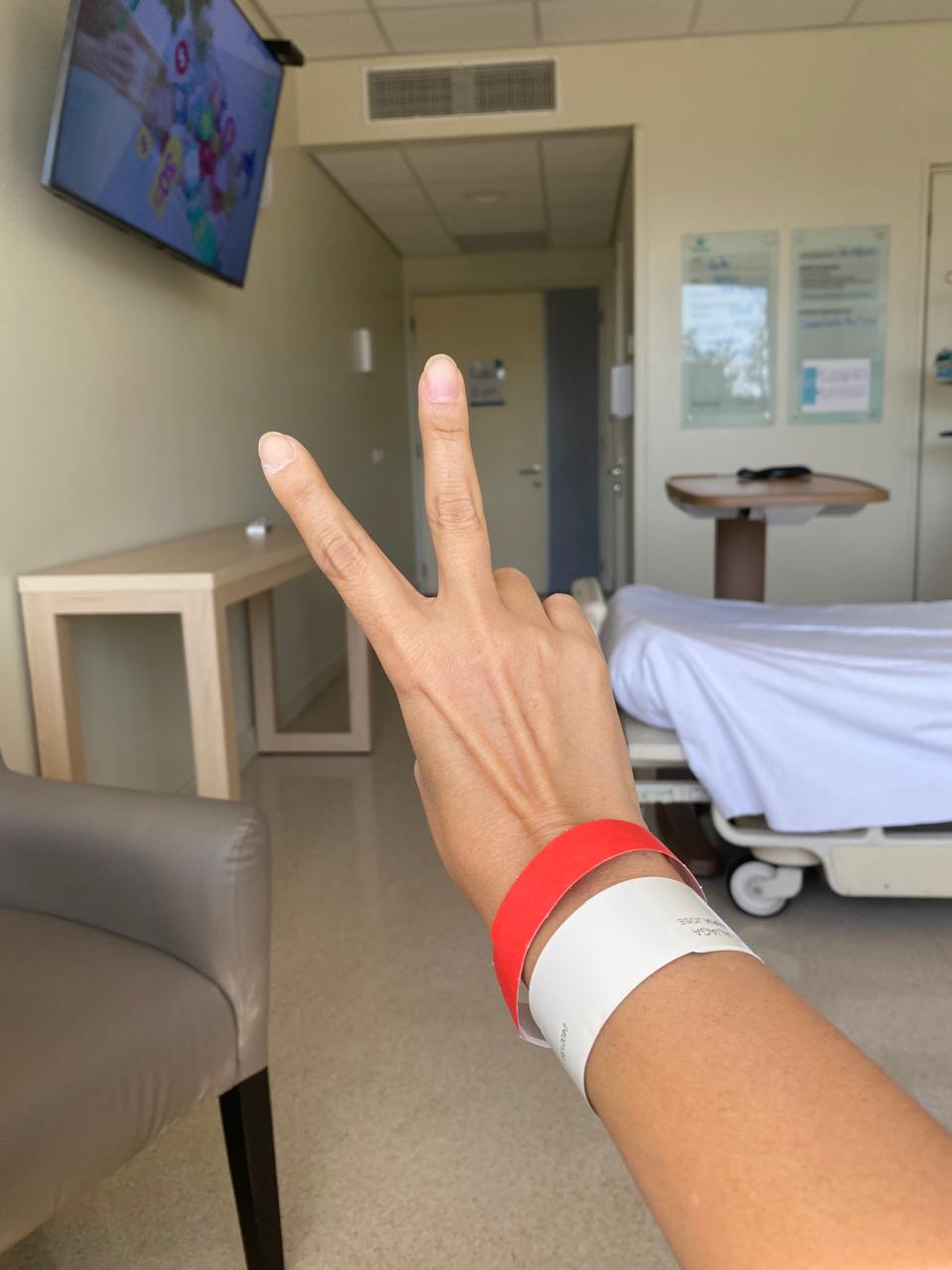 Señal de paz en habitación del hospital